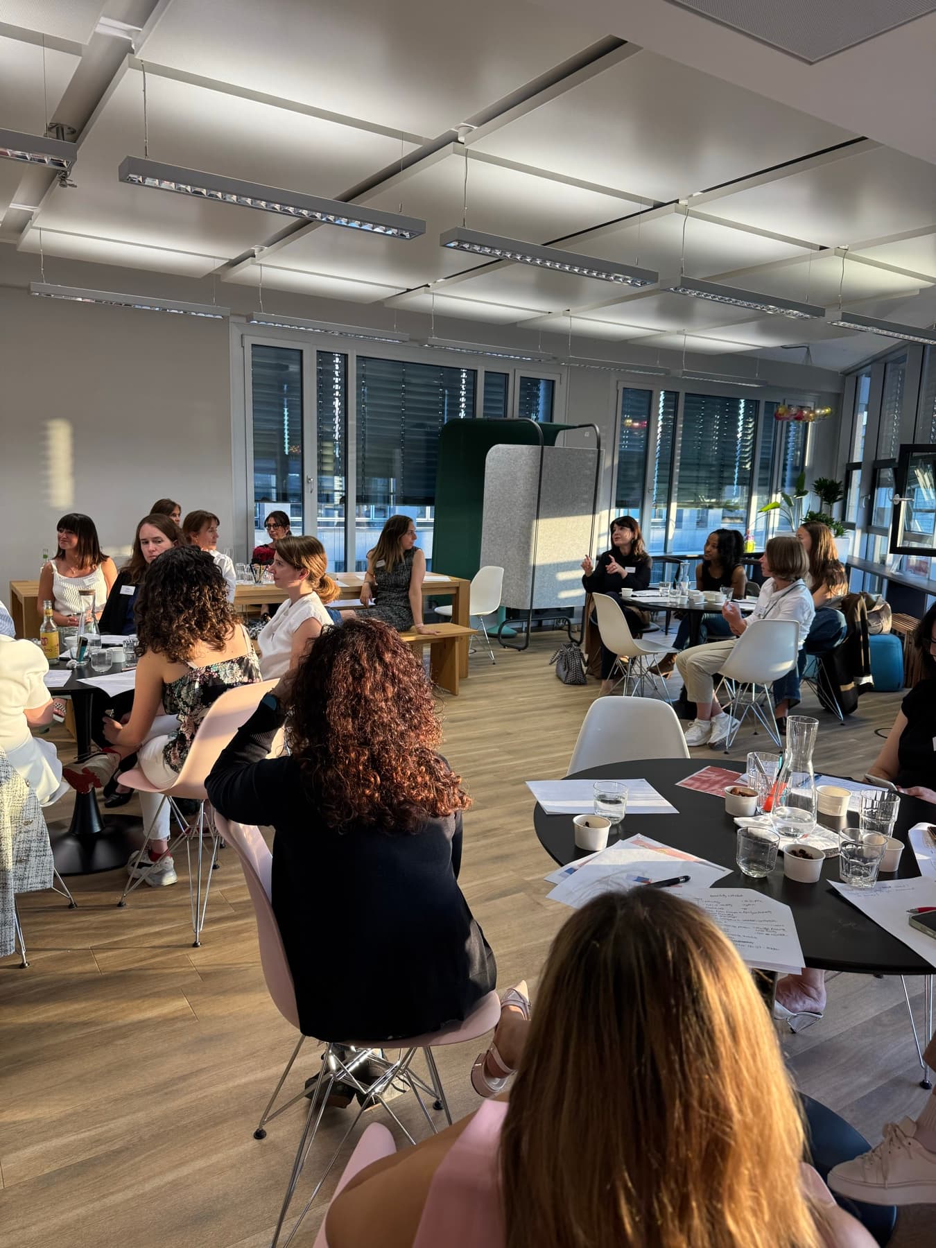 Women from the Thrive with Mentoring Munich cohort gathered together at a networking event